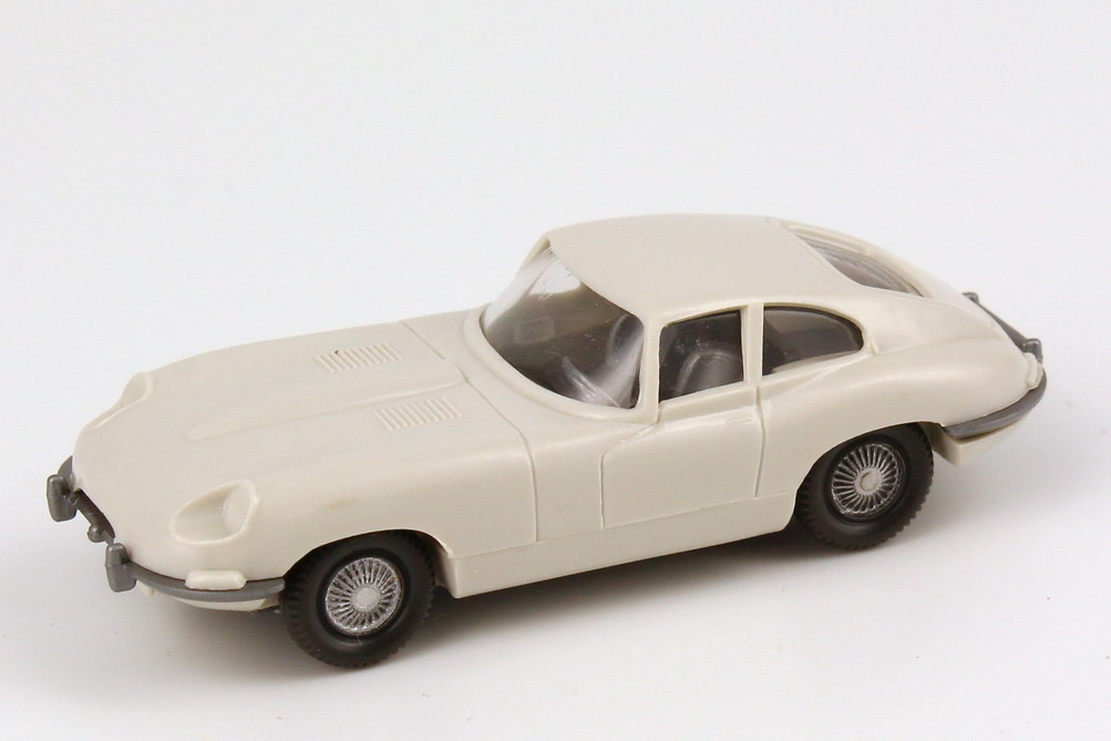 Foto 1:87 Jaguar E-Type grau-weiß, mit Lenkrad, Scheinwerfer unbemalt Wiking 022