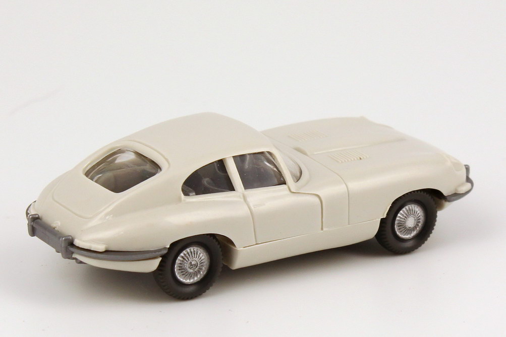 Foto 1:87 Jaguar E-Type grau-weiß, mit Lenkrad, Scheinwerfer unbemalt Wiking 022