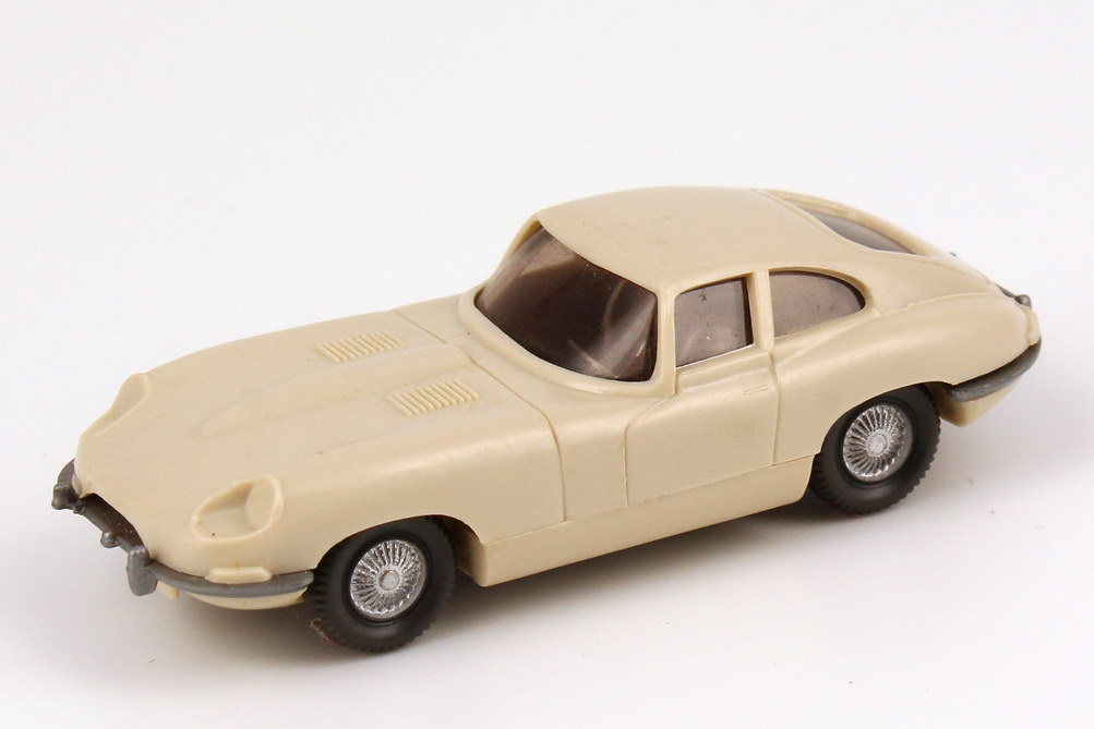 Foto 1:87 Jaguar E-Type hell-elfenbein, mit Lenkrad, Scheinwerfer unbemalt Wiking 022