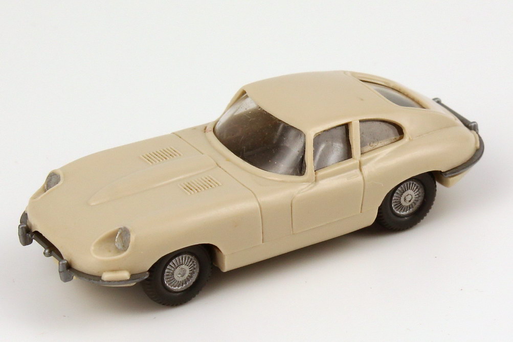Foto 1:87 Jaguar E-Type hell-elfenbein, ohne Lenkrad, Scheinwerfer gesilbert Wiking 022