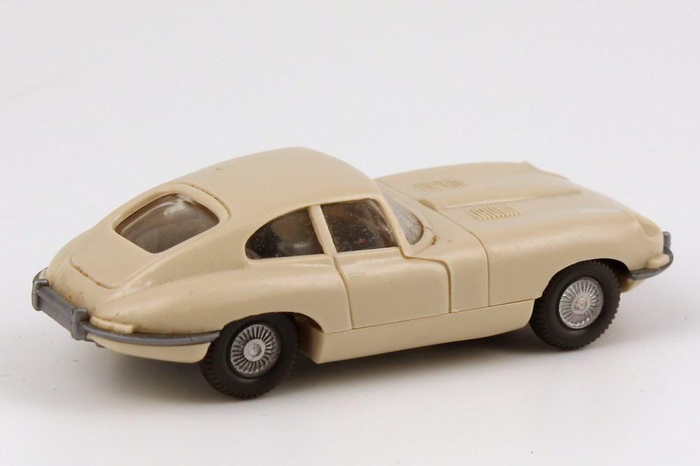 Foto 1:87 Jaguar E-Type hell-elfenbein, ohne Lenkrad, Scheinwerfer gesilbert Wiking 022