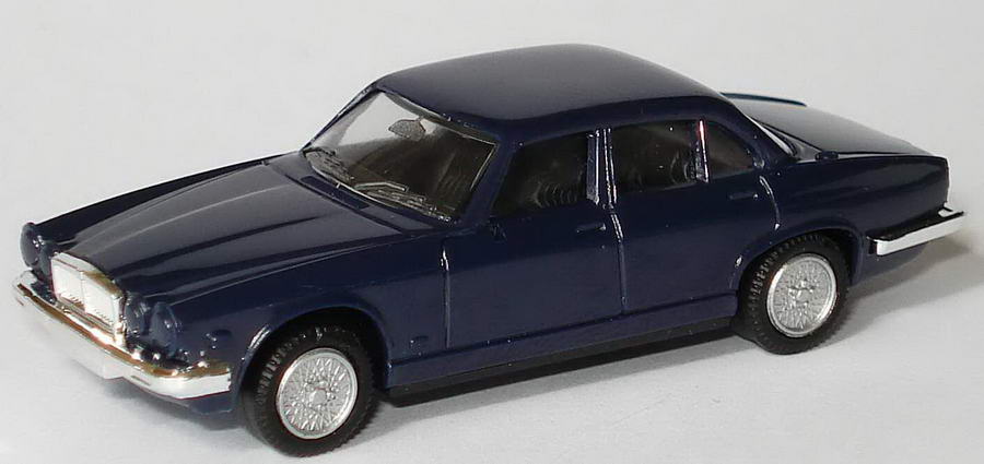 Foto 1:87 Jaguar XJ 12 dunkelblau herpa 2020/183017