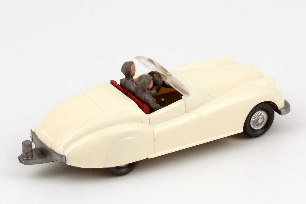 Foto 1:87 Jaguar XK 120 OTS hell-creme-weiß, mit Figuren und Zughaken Wiking 020