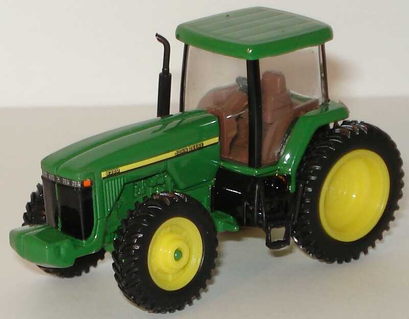 Foto 1:87 Kenworth T600B Sleeper lang FlachbettSzg 3/2 beladen mit 2 John Deere 8300 Traktoren Ertl 5459