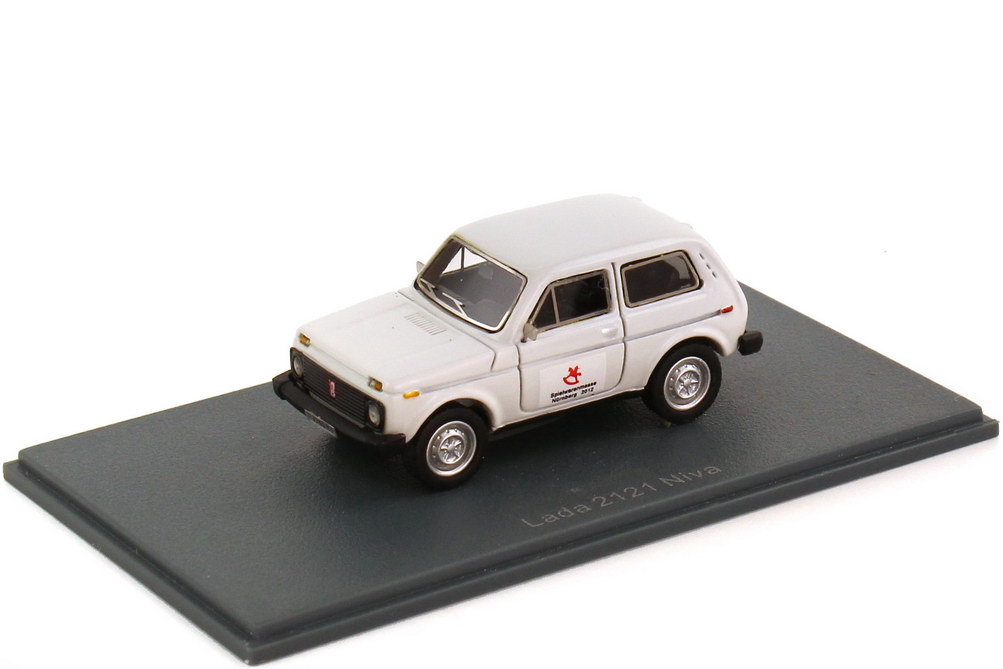 Foto 1:87 Lada Niva 2121 weiß Spielwarenmesse Nürnberg 2012 NEO Scale Models 87265