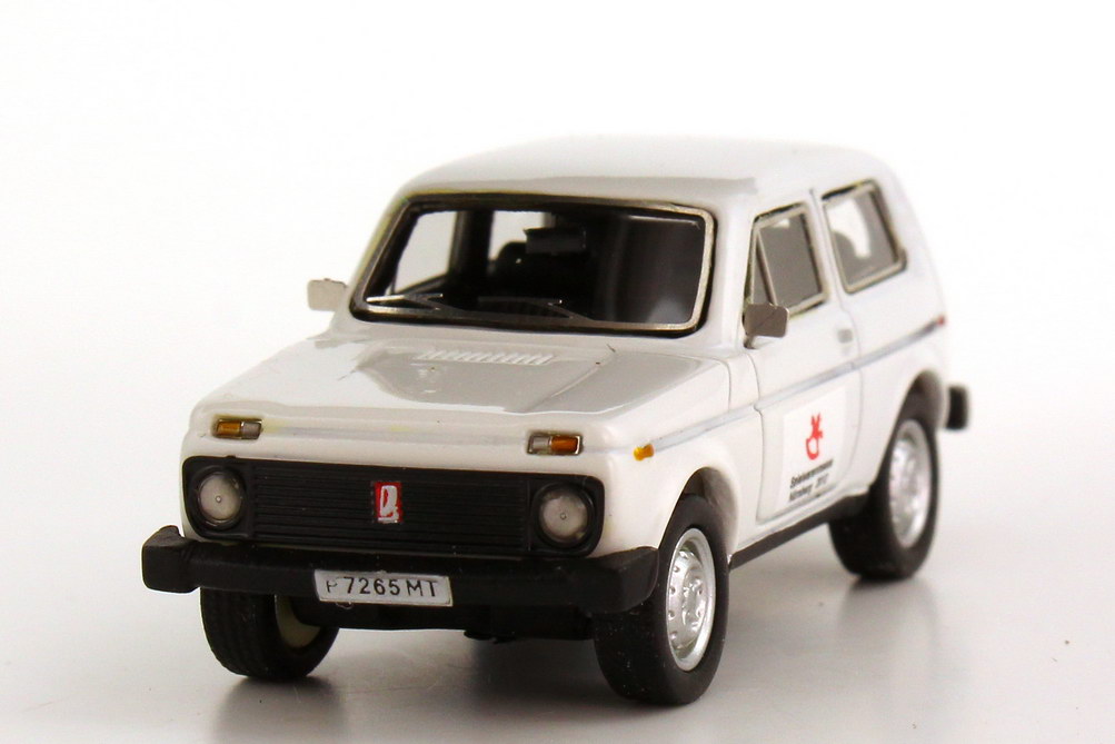 Foto 1:87 Lada Niva 2121 weiß Spielwarenmesse Nürnberg 2012 NEO Scale Models 87265