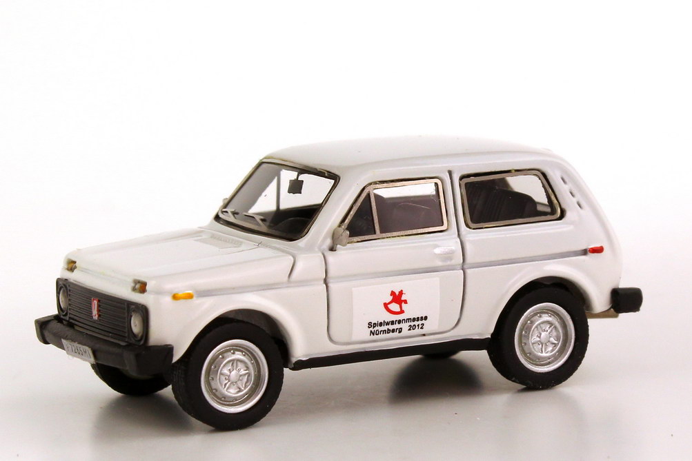 Foto 1:87 Lada Niva 2121 weiß Spielwarenmesse Nürnberg 2012 NEO Scale Models 87265