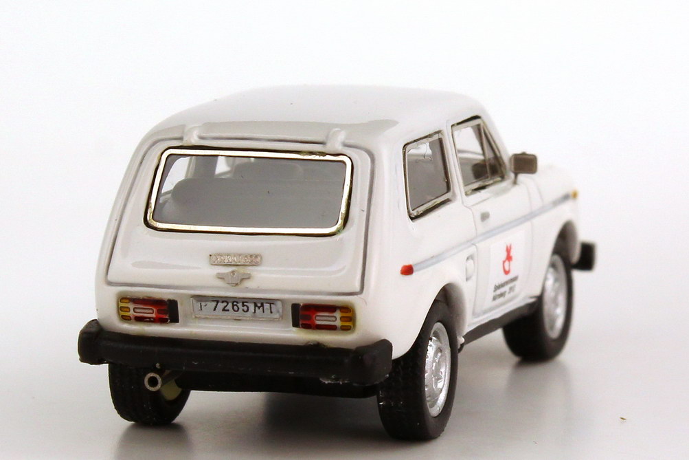 Foto 1:87 Lada Niva 2121 weiß Spielwarenmesse Nürnberg 2012 NEO Scale Models 87265