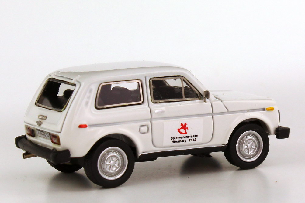 Foto 1:87 Lada Niva 2121 weiß Spielwarenmesse Nürnberg 2012 NEO Scale Models 87265