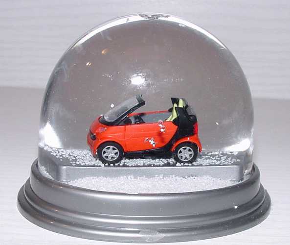 Foto 1:87 MCC Smart Cabrio dunkelorange/schwarz in Schneekugel Werbemodell Busch ZQ88880204