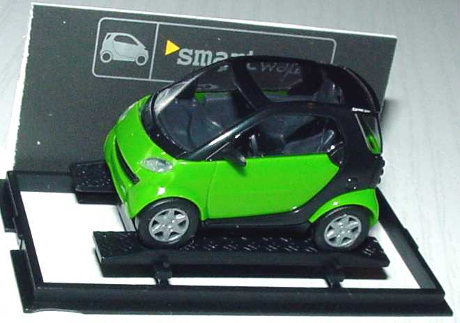 Foto 1:87 MCC Smart City-Coupé maigrün/schwarz Werbemodell Busch 0013097V001000000