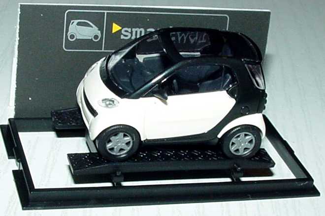 Foto 1:87 MCC Smart City-Coupé weiß/schwarz Werbemodell Busch 0013097V001000000