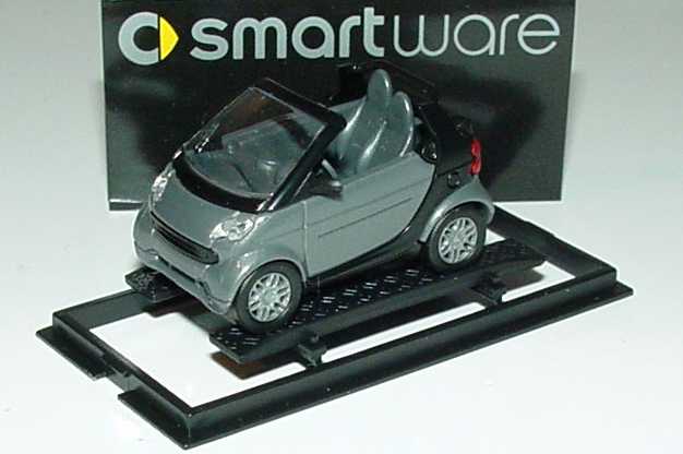 Foto 1:87 MCC Smart Fortwo Cabrio bay-grey-met. Werbemodell Busch 0013097V002000000