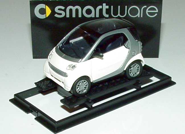 Foto 1:87 MCC Smart Fortwo ice-white Werbemodell Busch 0013097V002000000