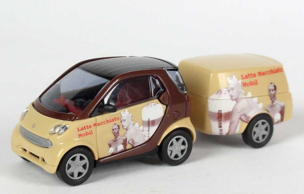 Foto 1:87 MCC Smart Fortwo mit Clevertrailer Latte Macchiato Mobil Busch 48946
