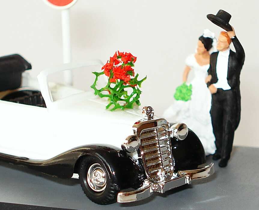 Foto 1:87 Mercedes-Benz 170S Cabrio altweiß/schwarz O Happy Day Hochzeits Kleindiorama Busch