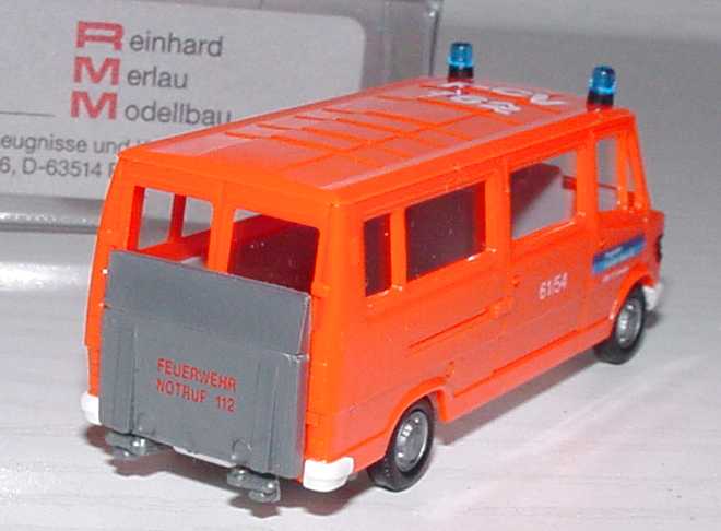 Foto 1:87 Mercedes-Benz 207D Bus mit Rampe Flughafen-Feuerwehr Frankfurt, F-CV 762 (RMM-Modell) herpa