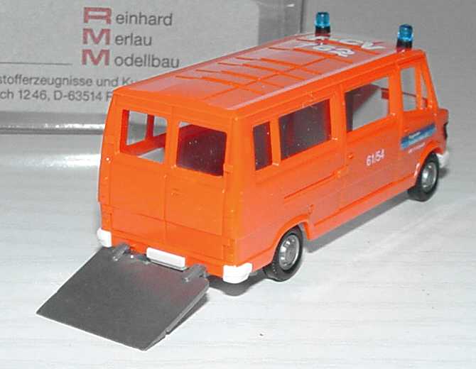 Foto 1:87 Mercedes-Benz 207D Bus mit Rampe Flughafen-Feuerwehr Frankfurt, F-CV 762 (RMM-Modell) herpa