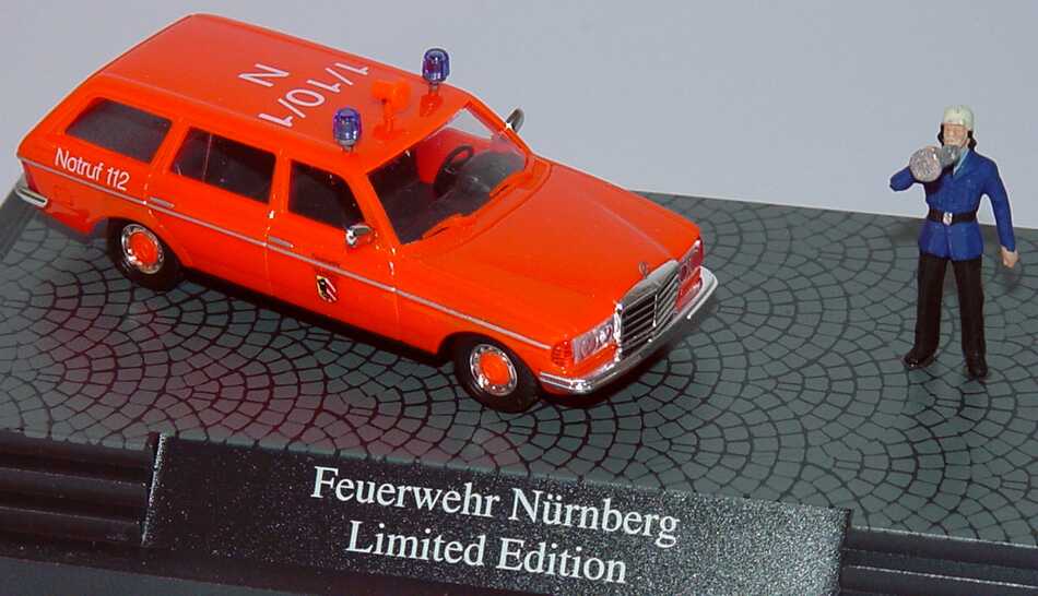 Foto 1:87 Mercedes-Benz 230TE (S123) Feuerwehr Nürnberg, 1/10/1 N tagesleuchtrot Busch 46804
