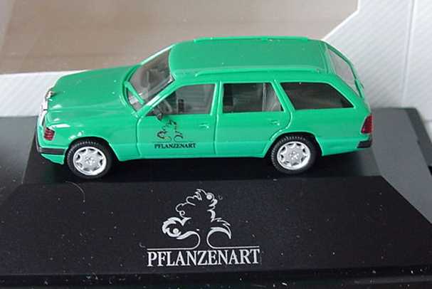 Foto 1:87 Mercedes-Benz 300TE (S124) Facelift grün Pflanzenart herpa