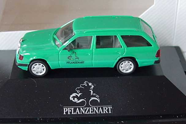 Foto 1:87 Mercedes-Benz 300TE (S124) Facelift grün Pflanzenart herpa