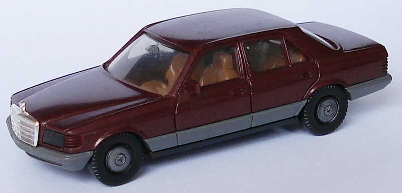 Foto 1:87 Mercedes-Benz 500SE (W126) (alte Räder) weinrotmet., IA beige herpa 2022