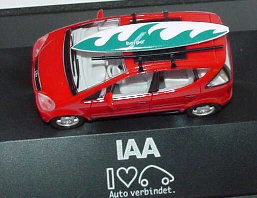 Foto 1:87 Mercedes-Benz A-Klasse (W168) mit Faltdach rot mit Surfbrett IAA 1997, Auto verbindet) herpa