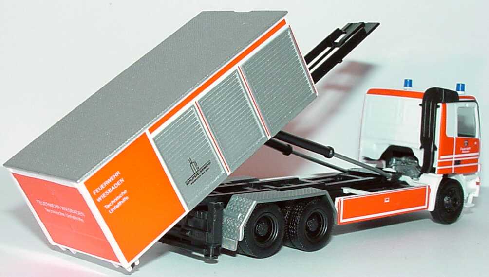 Foto 1:87 Mercedes-Benz Actros M 3a Abrollkipper mit Gerätecontainer Berufsfeuerwehr Wiesbaden, Technische Unfallhilfe herpa 046220
