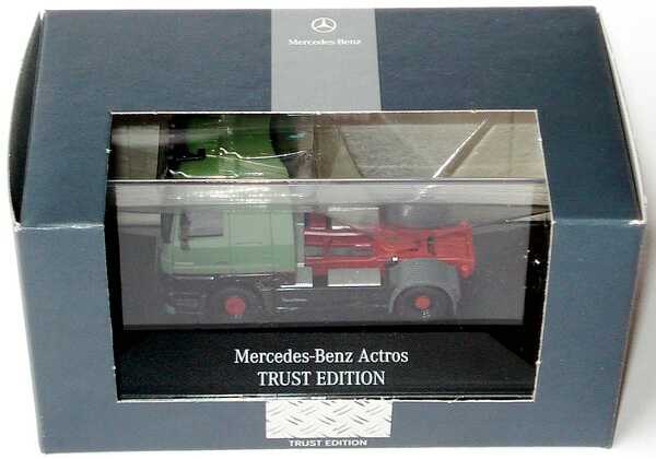 Foto 1:87 Mercedes-Benz Actros Megaspace MP3 2a Szgm patinagrün/schwarz Trust Edition herpa B66004074