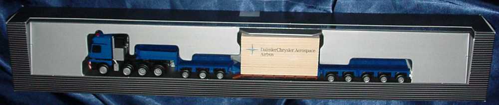 Foto 1:87 Mercedes-Benz Actros Titan TiefladeSzg 4/3/5 blau mit Ladung Mercedes-Benz SLT, Daimler Chrysler Aerospace Airbus Werbemodell herpa B66000454
