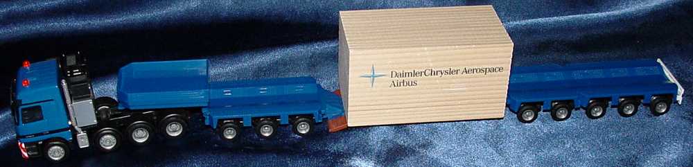 Foto 1:87 Mercedes-Benz Actros Titan TiefladeSzg 4/3/5 blau mit Ladung Mercedes-Benz SLT, Daimler Chrysler Aerospace Airbus Werbemodell herpa B66000454