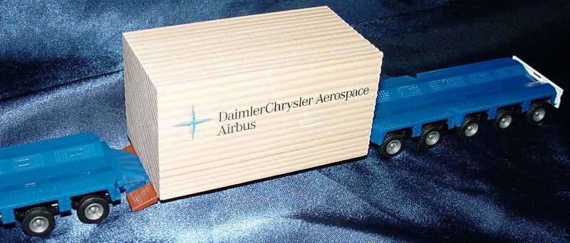 Foto 1:87 Mercedes-Benz Actros Titan TiefladeSzg 4/3/5 blau mit Ladung Mercedes-Benz SLT, Daimler Chrysler Aerospace Airbus Werbemodell herpa B66000454