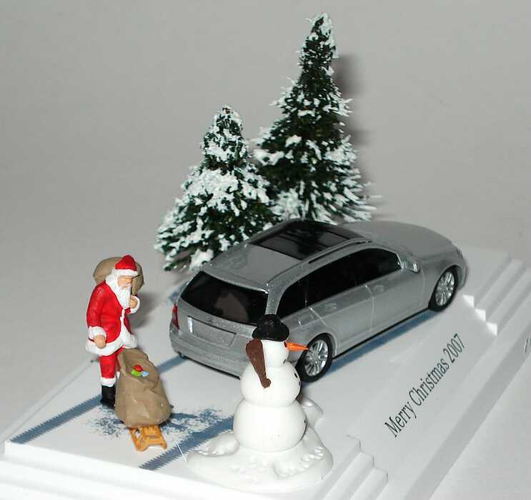 Foto 1:87 Mercedes-Benz C-Klasse T-Modell Avantgarde (S204) iridiumsilbermet., Minidiorama Merry Christmas 2007 Werbemodell Busch B66962403