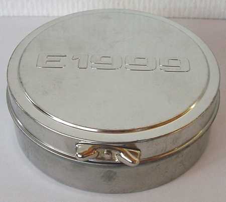 Foto 1:87 Mercedes-Benz E-Klasse Facelift (W210) silber-met. E1999 - Lernen Sie eine neue Persönlichkeit kennen (In Schuhcremedose) herpa