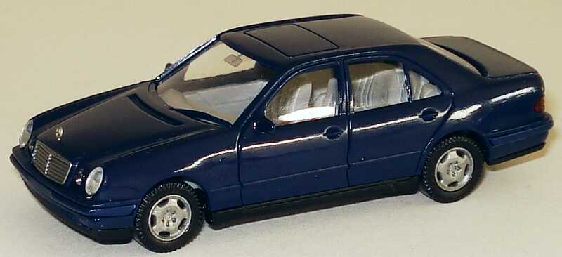 Foto 1:87 Mercedes-Benz E 230 (W210) dunkelblau Wiking 14701