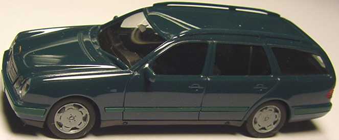 Foto 1:87 Mercedes-Benz E 320 Touring (S210) dunkelschilfgrün herpa 022118