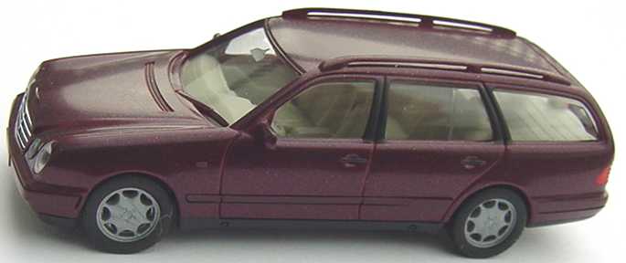 Foto 1:87 Mercedes-Benz E 320 Touring (S210) dunkelviolet-met. herpa 032117