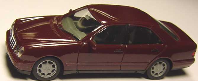 Foto 1:87 Mercedes-Benz E 320 (W210) dunkelweinrot herpa 021814