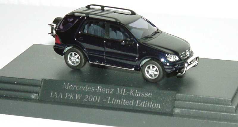 Foto 1:87 Mercedes-Benz ML-Klasse facelift W163 MOPF dunkelblau-met. IAA 2001 - Limited Edition - Werbemodell - Busch B66961329