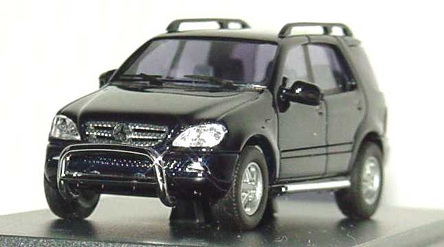 Foto 1:87 Mercedes-Benz ML-Klasse facelift W163 MOPF dunkelblau-met. IAA 2001 - Limited Edition - Werbemodell - Busch B66961329