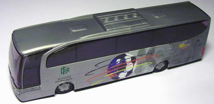 Foto 1:87 Mercedes-Benz O 580 Travego 2a  DFB 2002, Bitburger Drive Grell Werbemittel