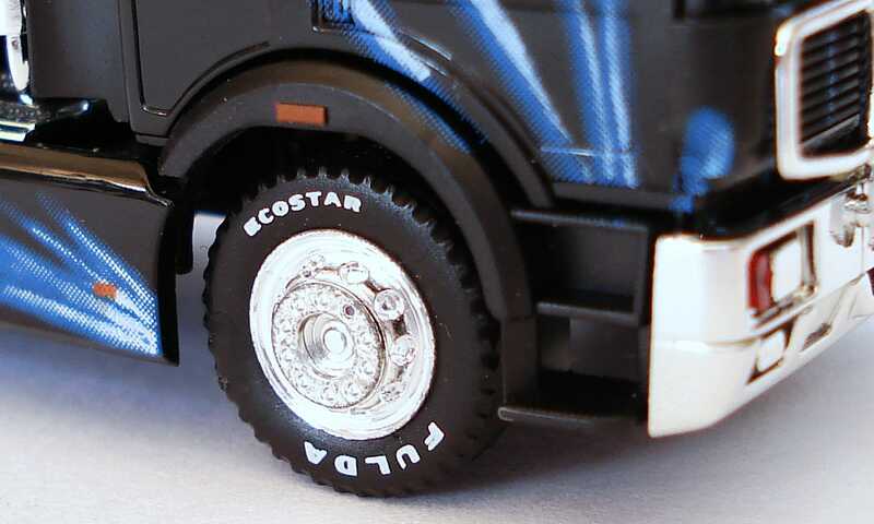 Foto 1:87 Mercedes-Benz SK Fv Cv KoSzg Cv 2/3 Fulda Promotion Truck Y 3000, Schwarz. Breit. Stark. (Fulda-Sonderkarton) herpa