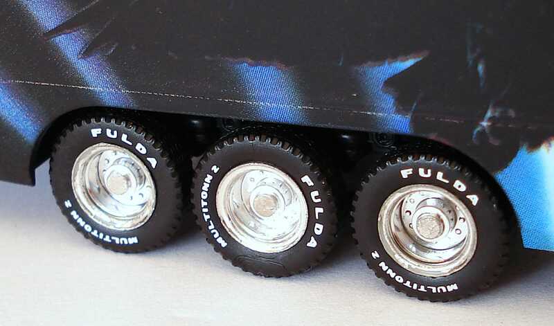 Foto 1:87 Mercedes-Benz SK Fv Cv KoSzg Cv 2/3 Fulda Promotion Truck Y 3000, Schwarz. Breit. Stark. (Fulda-Sonderkarton) herpa