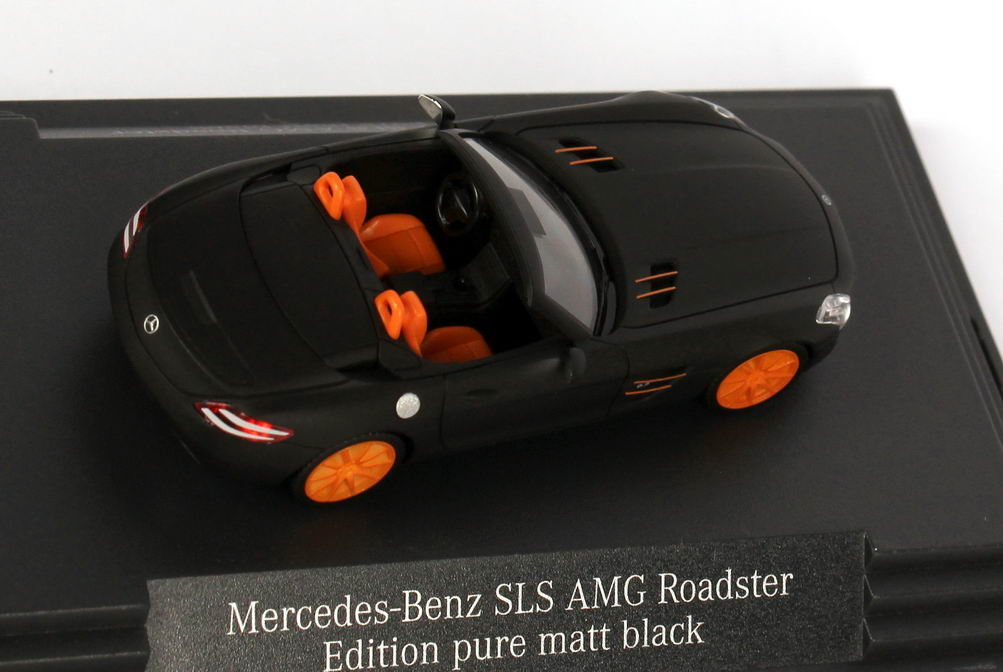 Foto 1:87 Mercedes-Benz SLS AMG Roadster (R197) pure-matt-black/orange IAA 2011 Werbemodell herpa