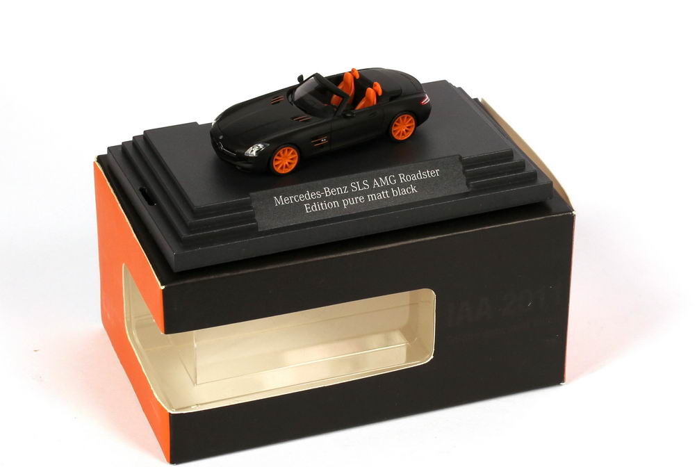 Foto 1:87 Mercedes-Benz SLS AMG Roadster (R197) pure-matt-black/orange IAA 2011 Werbemodell herpa