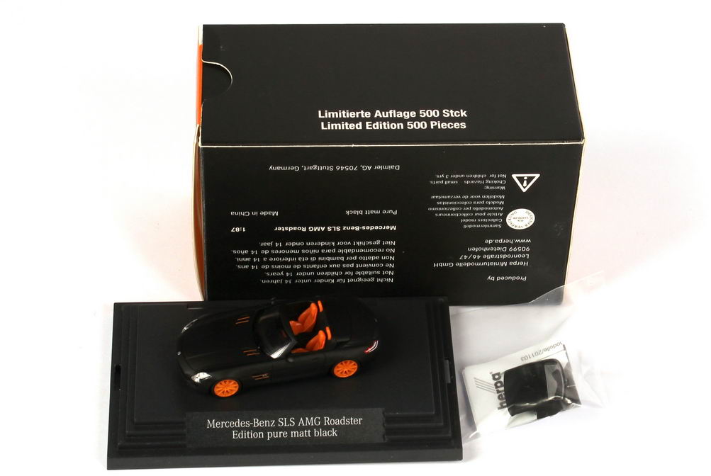Foto 1:87 Mercedes-Benz SLS AMG Roadster (R197) pure-matt-black/orange IAA 2011 Werbemodell herpa