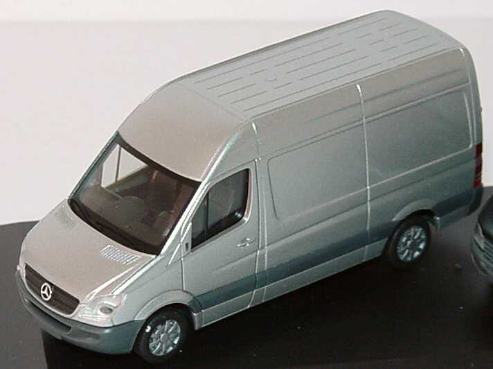 Foto 1:87 Mercedes-Benz Set-Packung Evolution hat ihre Standards. Der Sprinter, das Original von Mercedes-Benz (Sprinter 2006 Kasten silber + Sprinter 2000 Pritsche schwarz) Werbemodell herpa B66000766