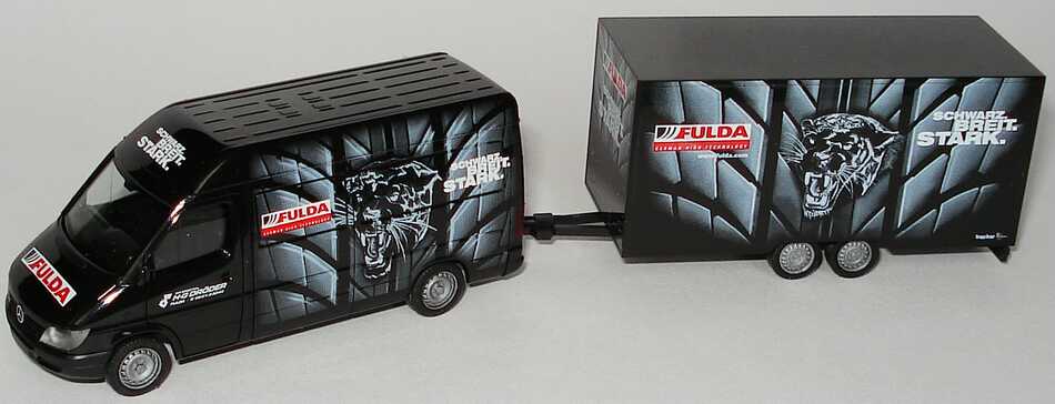 Foto 1:87 Mercedes-Benz Sprinter Facelift Kasten mit 2achs Anhänger Fulda - Schwarz. Breit. Stark. herpa 046862