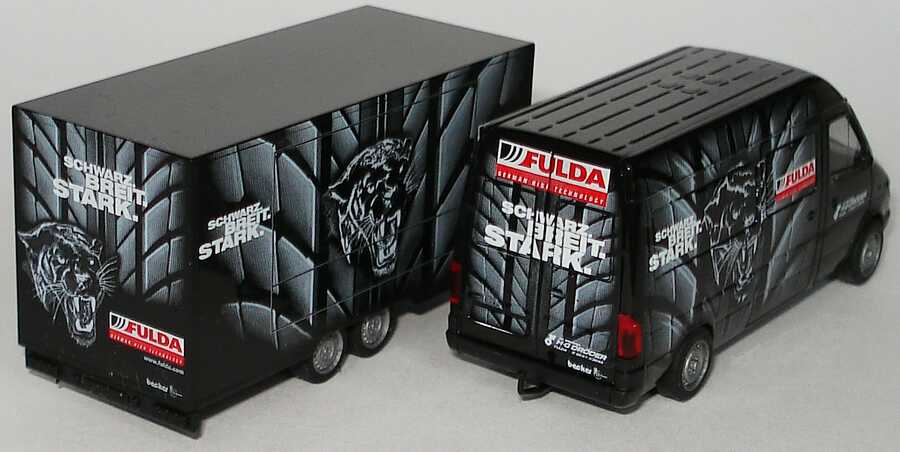 Foto 1:87 Mercedes-Benz Sprinter Facelift Kasten mit 2achs Anhänger Fulda - Schwarz. Breit. Stark. herpa 046862