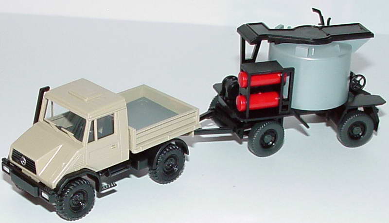 Foto 1:87 Mercedes-Benz Unimog U140 graubeige mit Gussasphaltkocher-Anhänger Wiking 40503